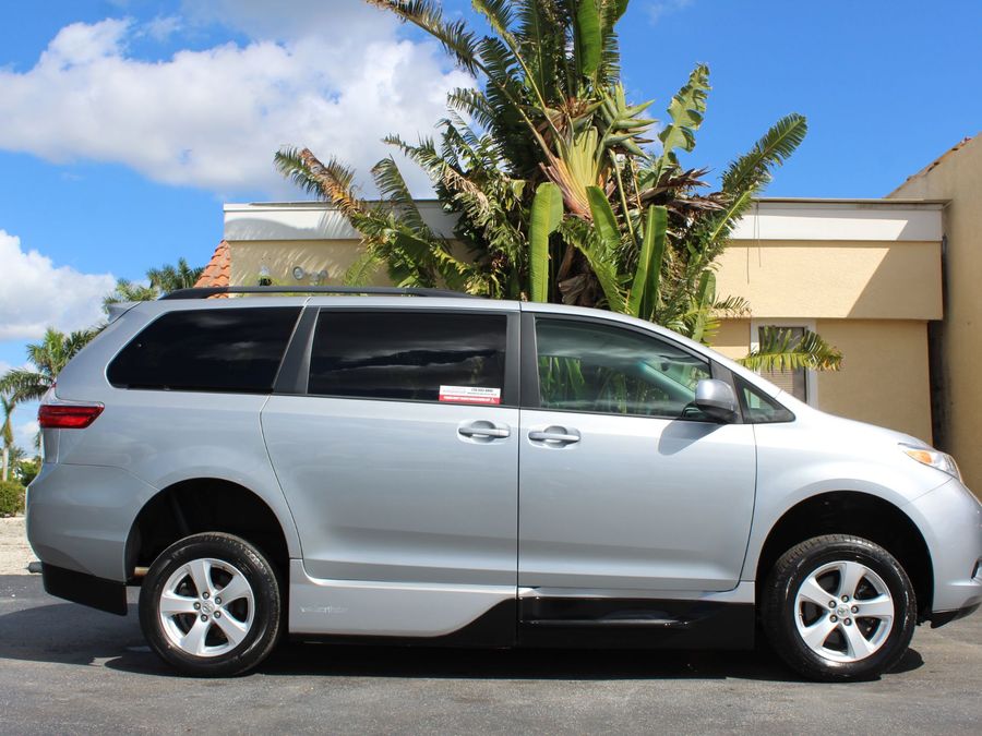 2017 Toyota Sienna LE Mobility