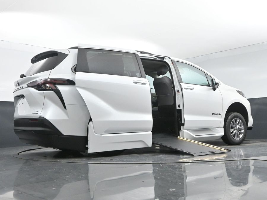 2024 Toyota Sienna XLE 7-Passenger