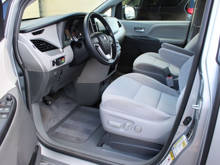 2017 Toyota Sienna LE Mobility