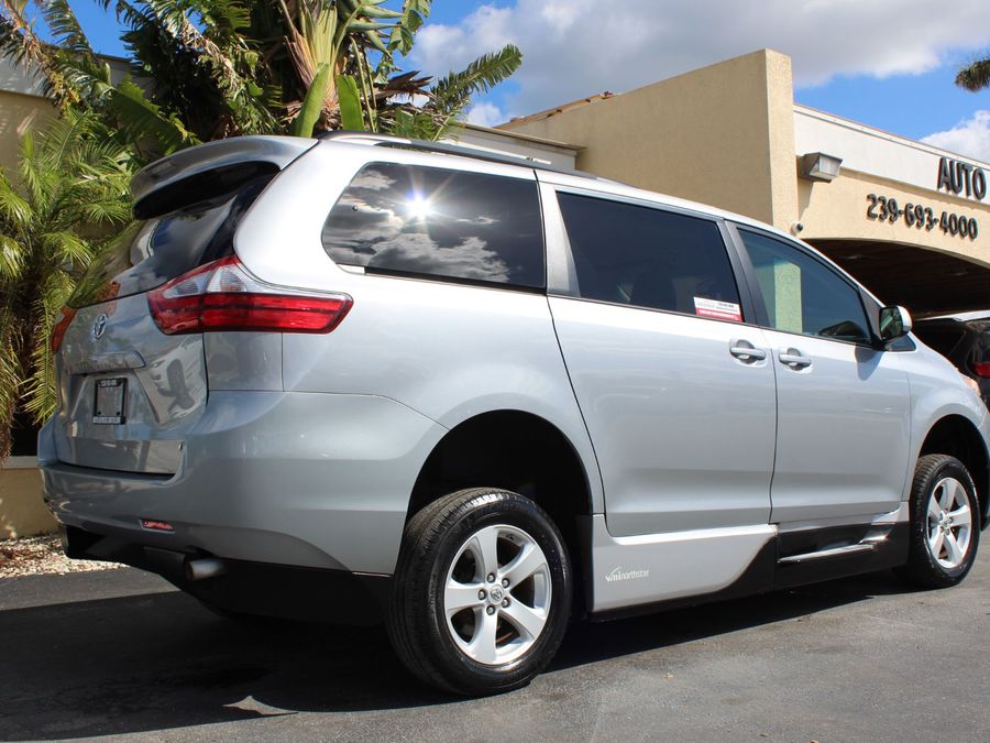 2017 Toyota Sienna LE Mobility