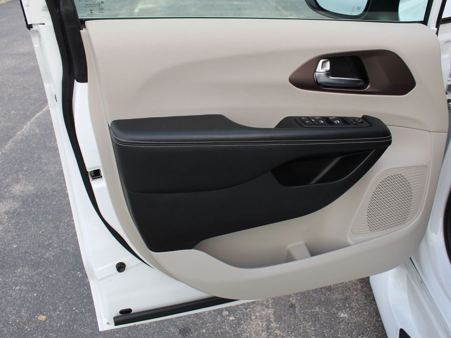 2022 Chrysler Voyager LX