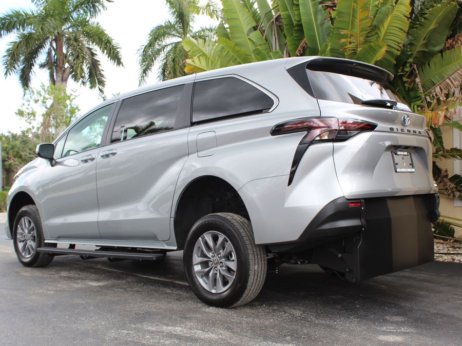 2024 Toyota Sienna LE