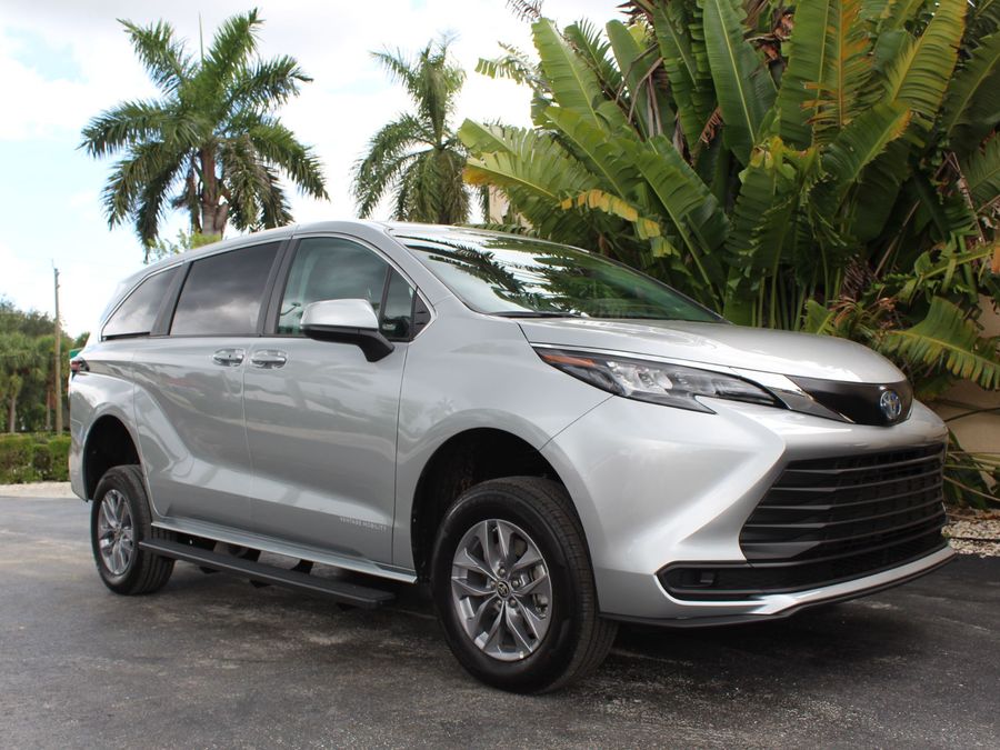 2024 Toyota Sienna LE