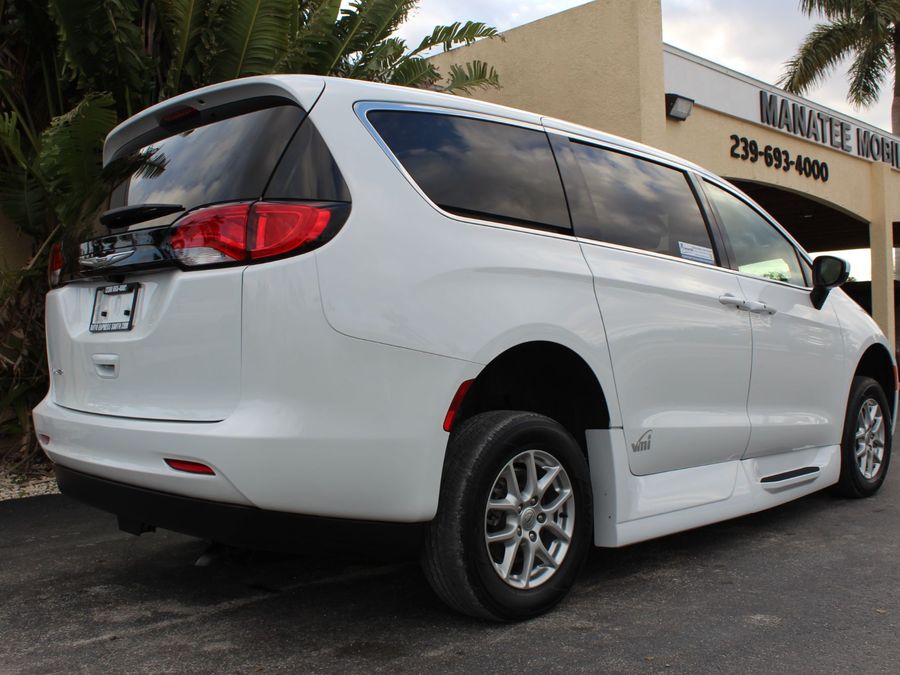 2022 Chrysler Voyager LX