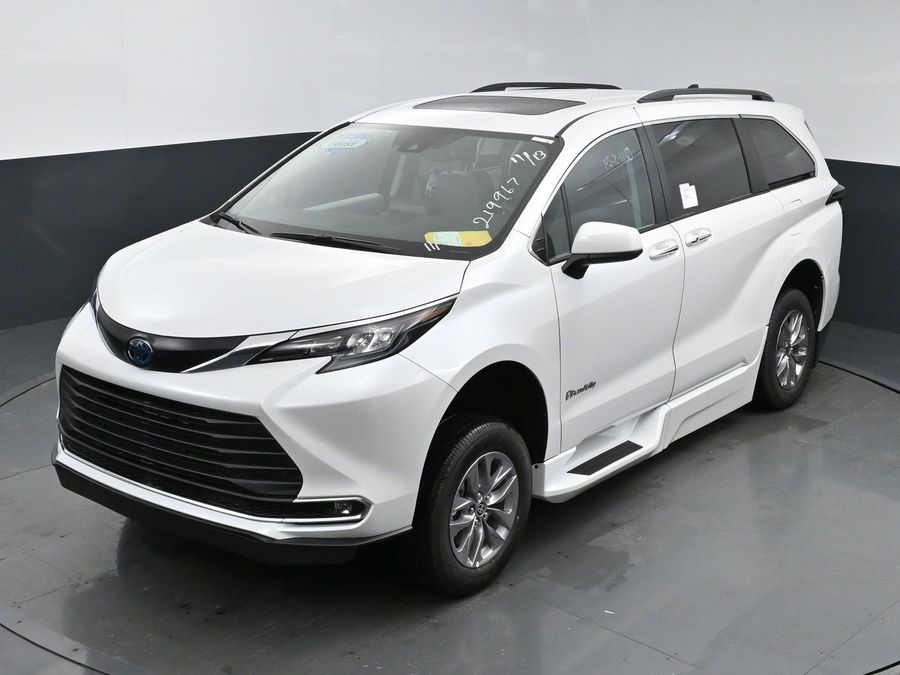 2024 Toyota Sienna XLE 7-Passenger