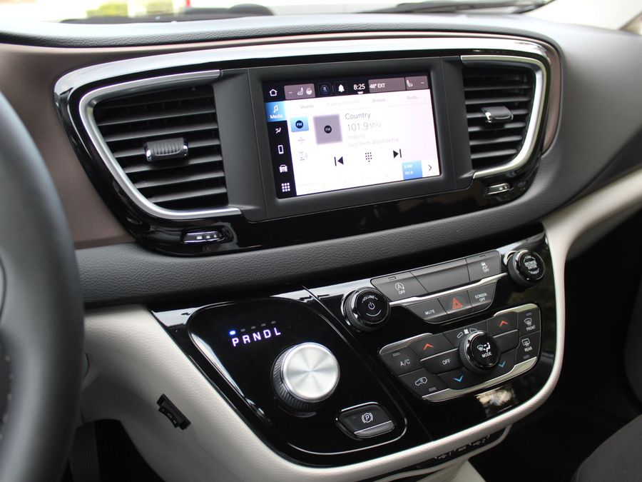 2022 Chrysler Voyager LX