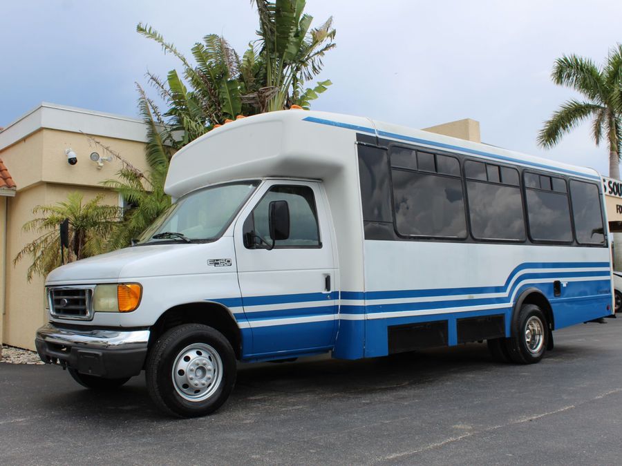 2005 Ford E450 SD Bus E-450 SD Bus with Side Ricon Lift