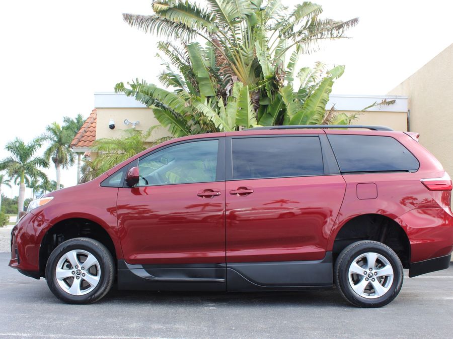 2018 Toyota Sienna LE VMI Legend II
