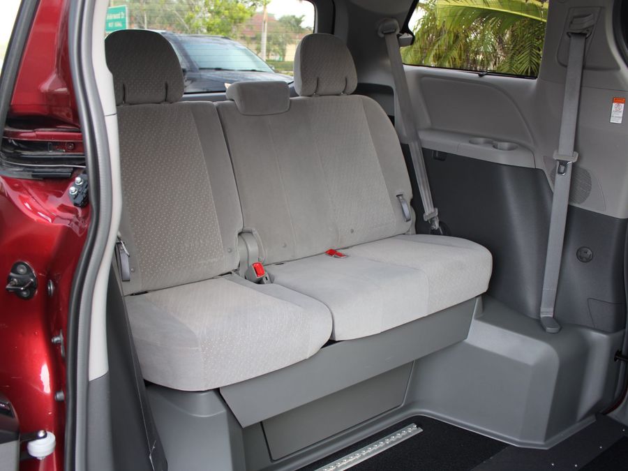 2018 Toyota Sienna LE VMI Legend II