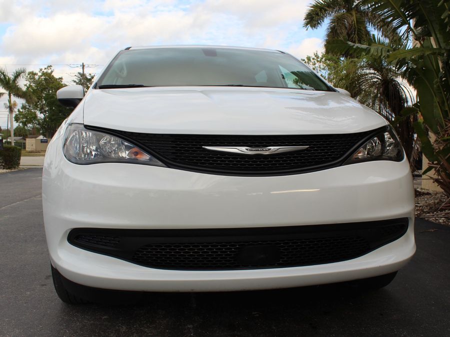 2022 Chrysler Voyager LX