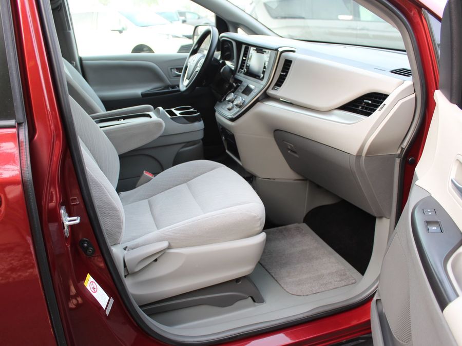 2018 Toyota Sienna LE VMI Legend II