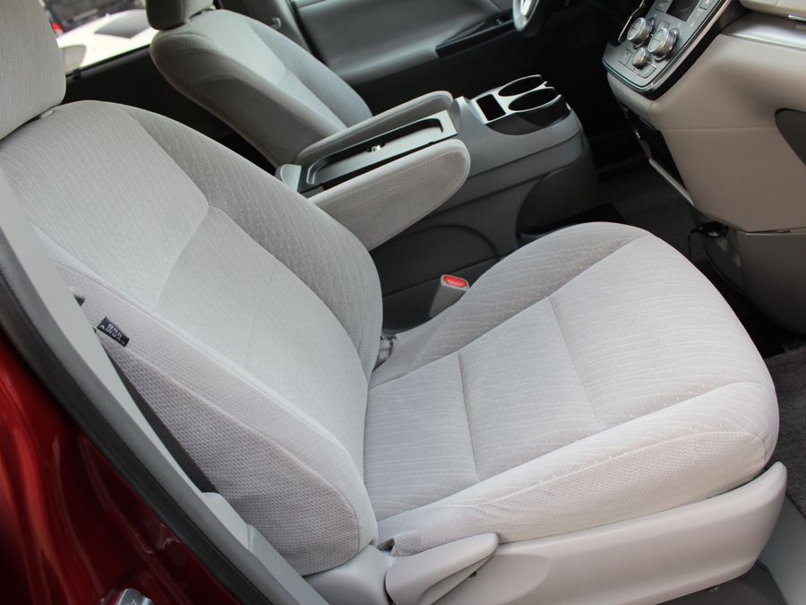 2018 Toyota Sienna LE VMI Legend II