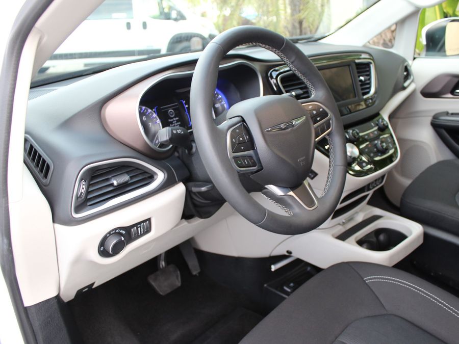 2022 Chrysler Voyager LX