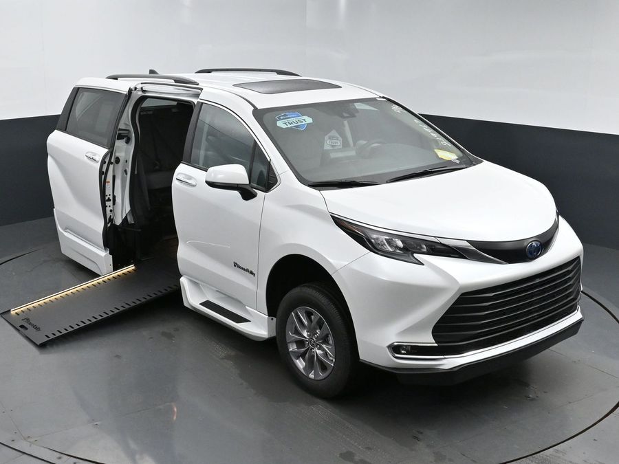 2024 Toyota Sienna XLE 7-Passenger