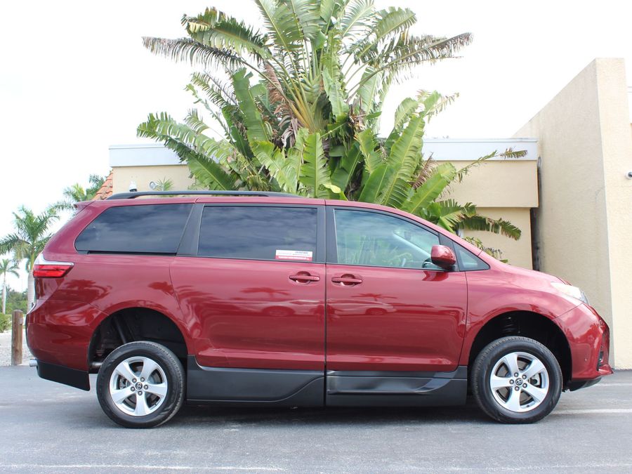 2018 Toyota Sienna LE VMI Legend II