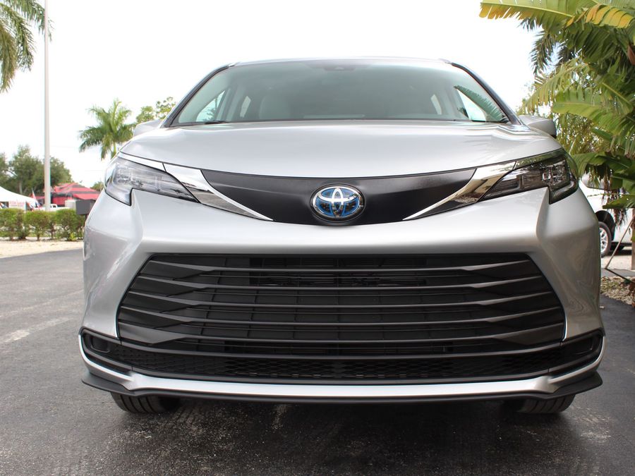 2024 Toyota Sienna LE