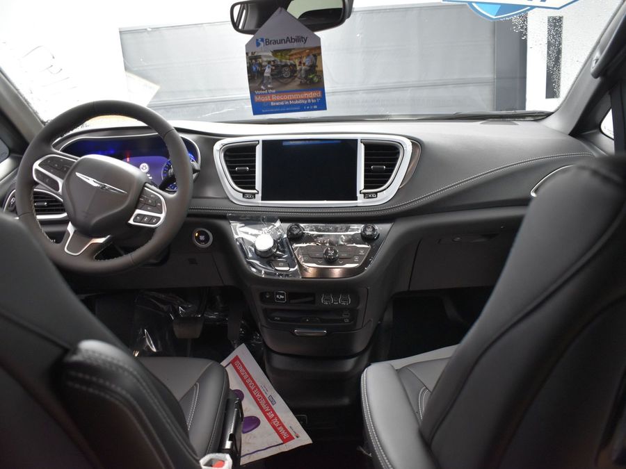 2025 Chrysler Pacifica Select