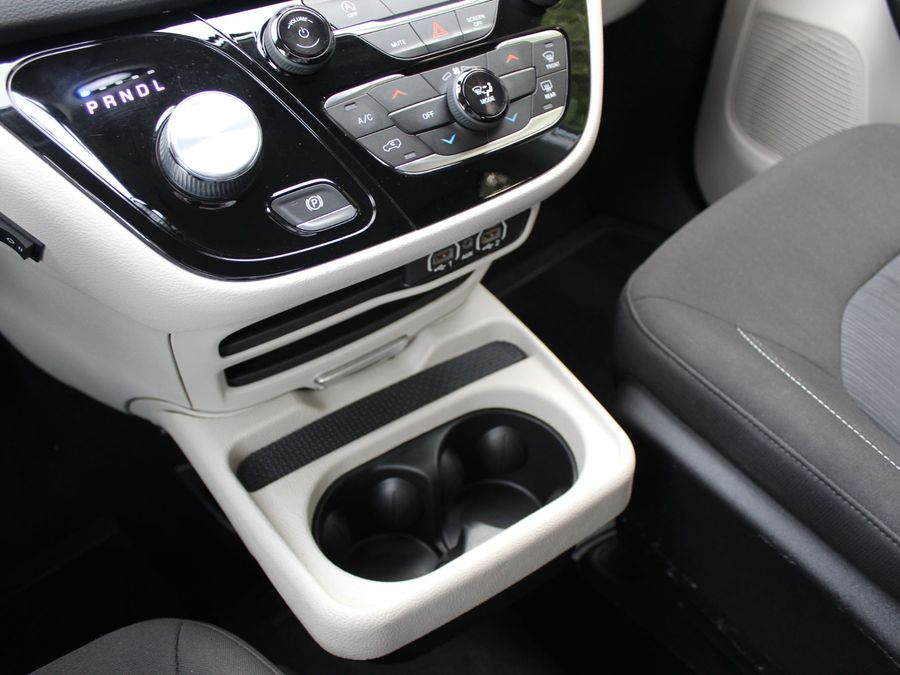 2022 Chrysler Voyager LX