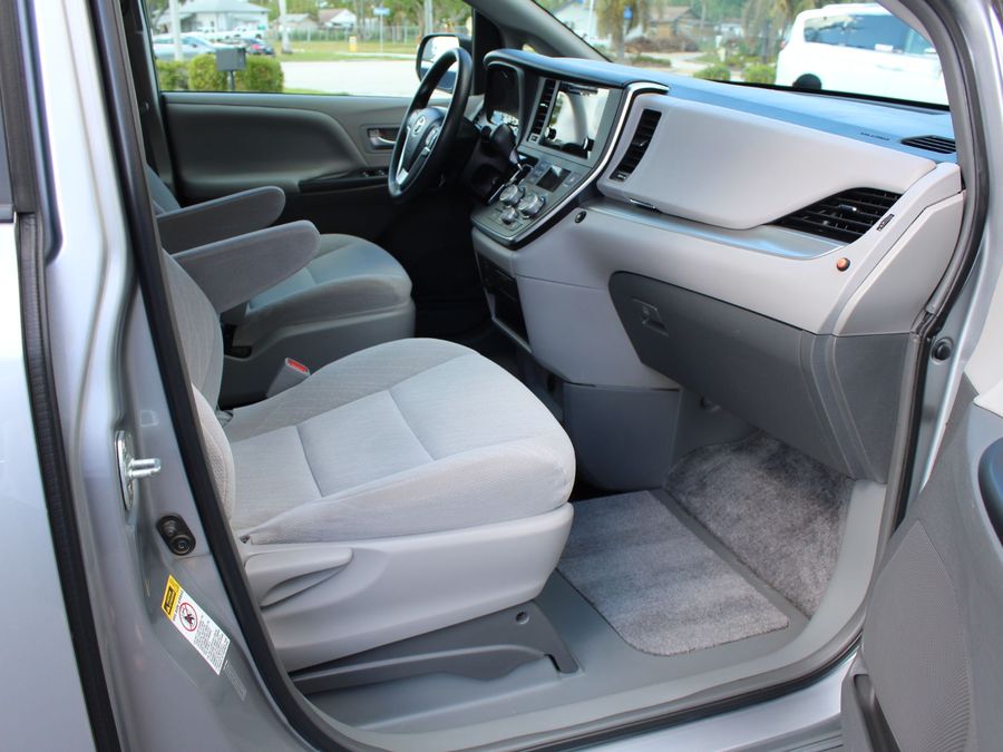 2017 Toyota Sienna LE Mobility