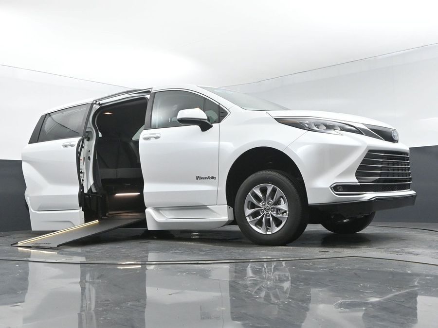 2024 Toyota Sienna XLE 7-Passenger