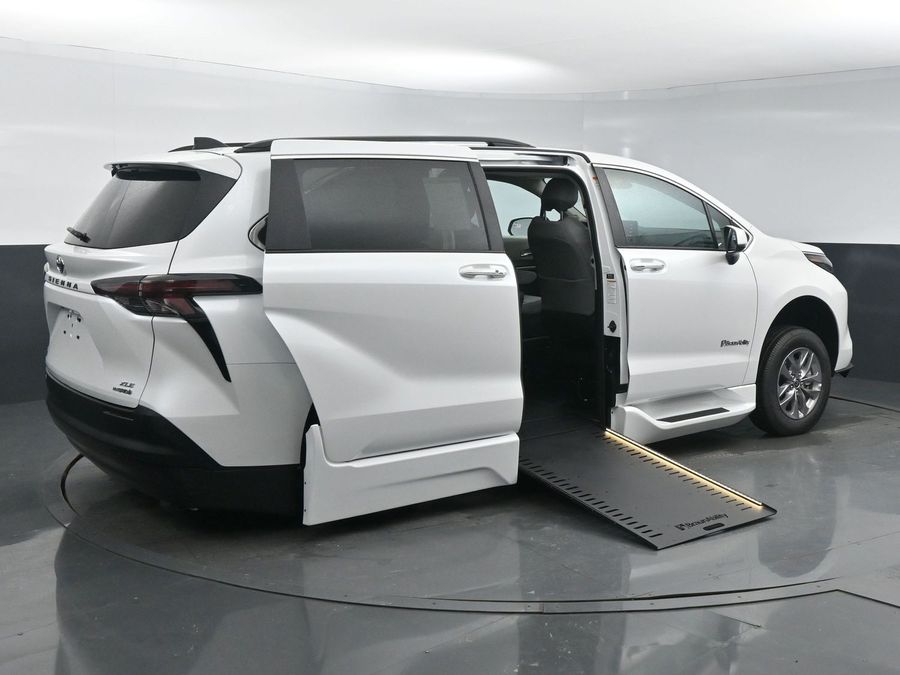 2024 Toyota Sienna XLE 7-Passenger