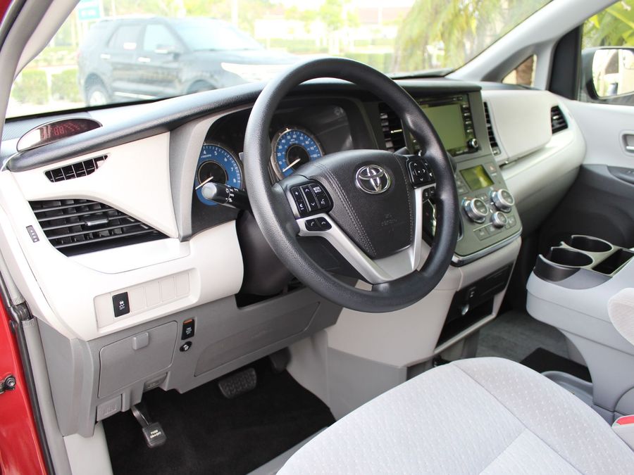 2018 Toyota Sienna LE VMI Legend II