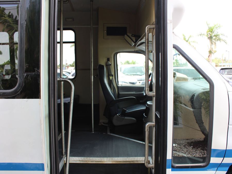 2005 Ford E450 SD Bus E-450 SD Bus with Side Ricon Lift