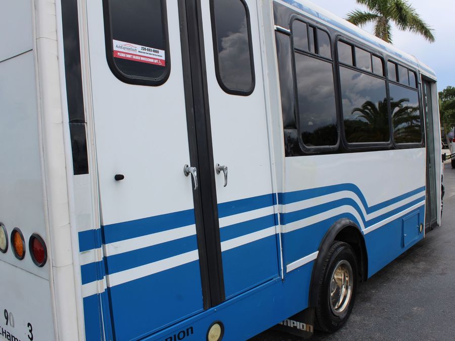 2005 Ford E450 SD Bus E-450 SD Bus with Side Ricon Lift