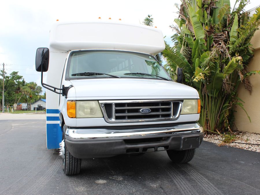 2005 Ford E450 SD Bus E-450 SD Bus with Side Ricon Lift