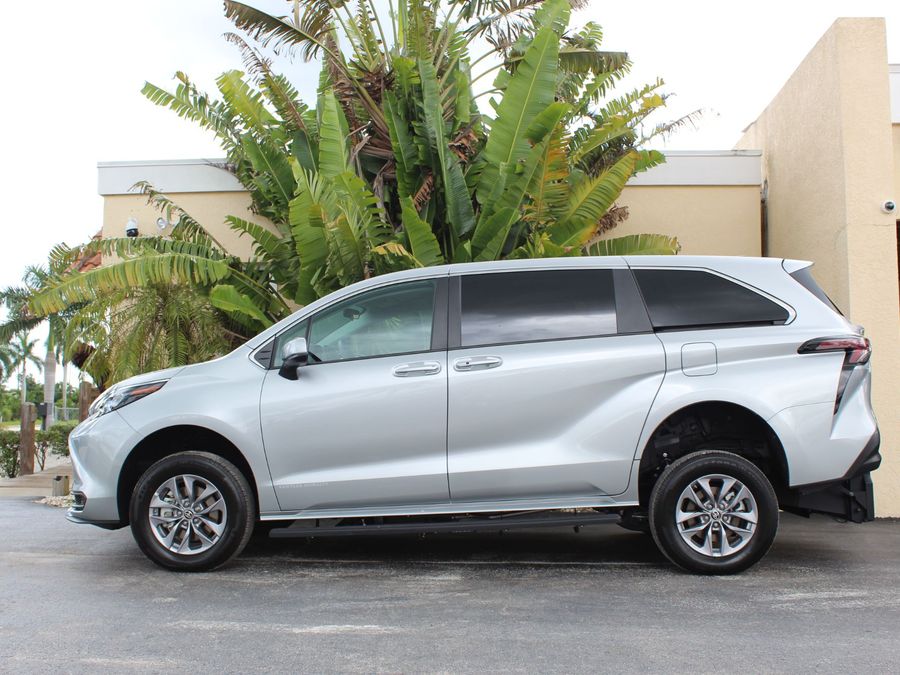 2024 Toyota Sienna LE