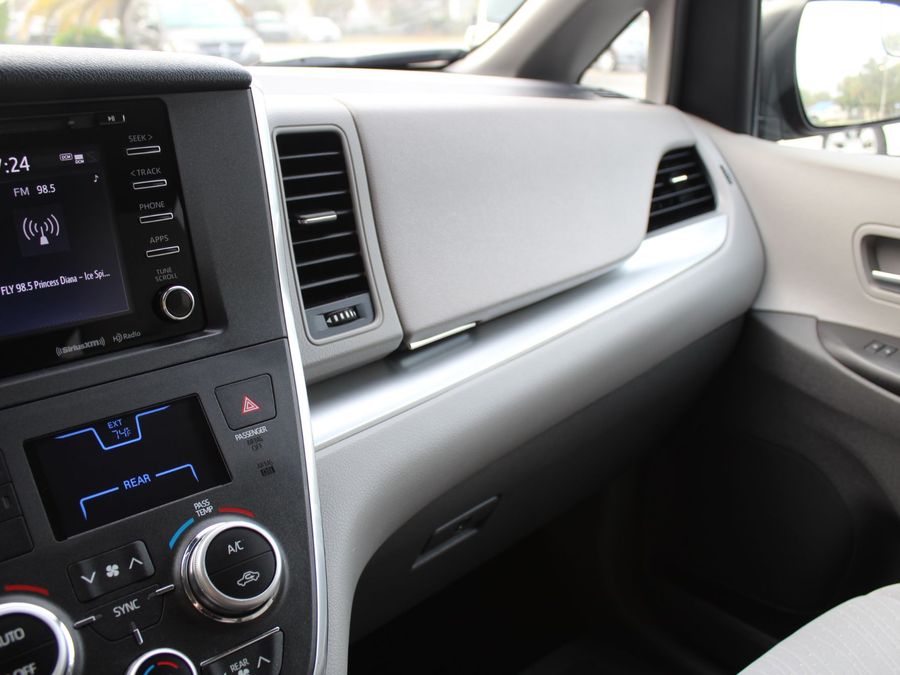 2018 Toyota Sienna LE VMI Legend II