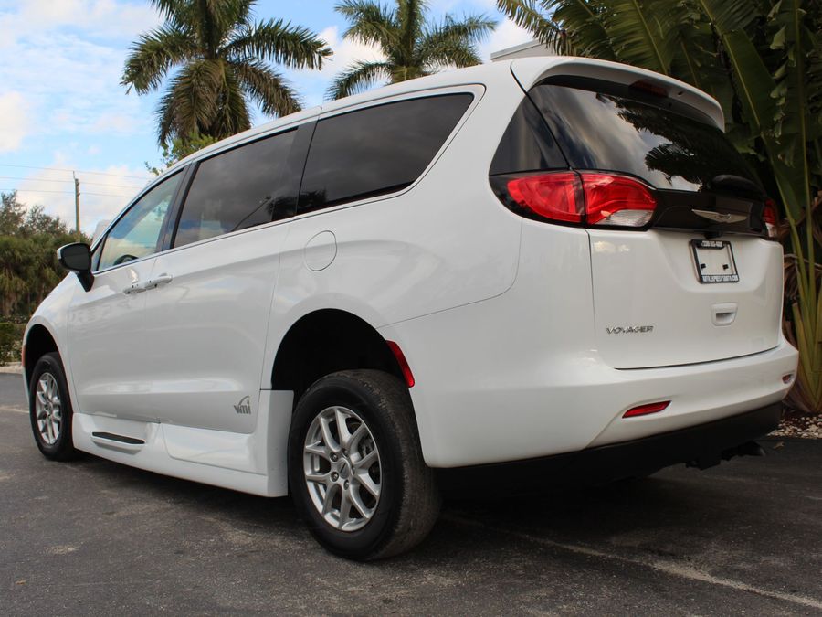 2022 Chrysler Voyager LX