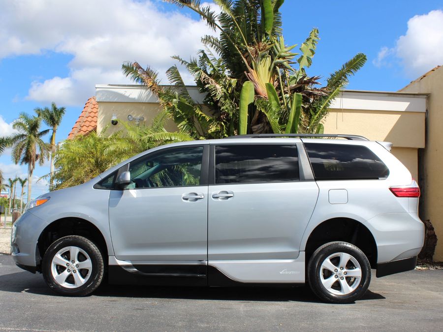2017 Toyota Sienna LE Mobility