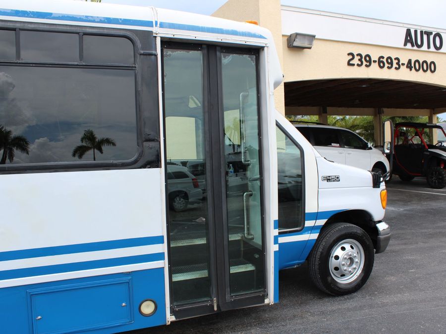 2005 Ford E450 SD Bus E-450 SD Bus with Side Ricon Lift