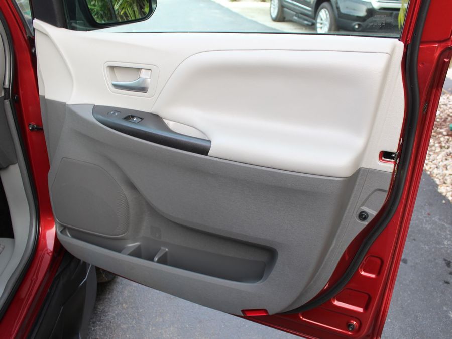 2018 Toyota Sienna LE VMI Legend II