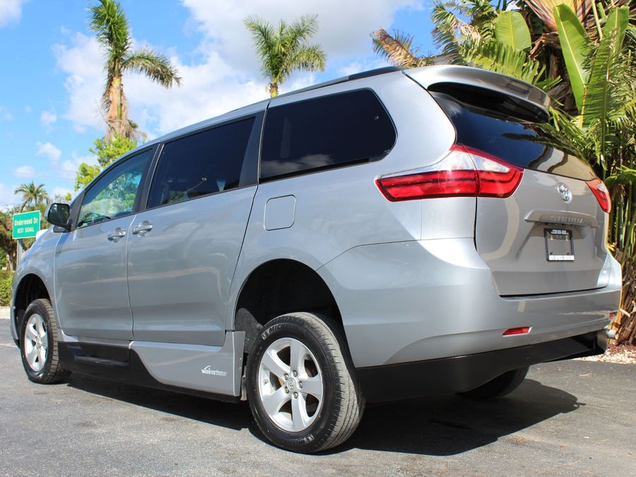 2017 Toyota Sienna LE Mobility