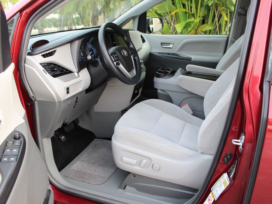 2018 Toyota Sienna LE VMI Legend II