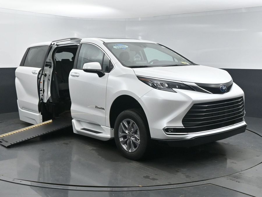 2024 Toyota Sienna XLE 7-Passenger