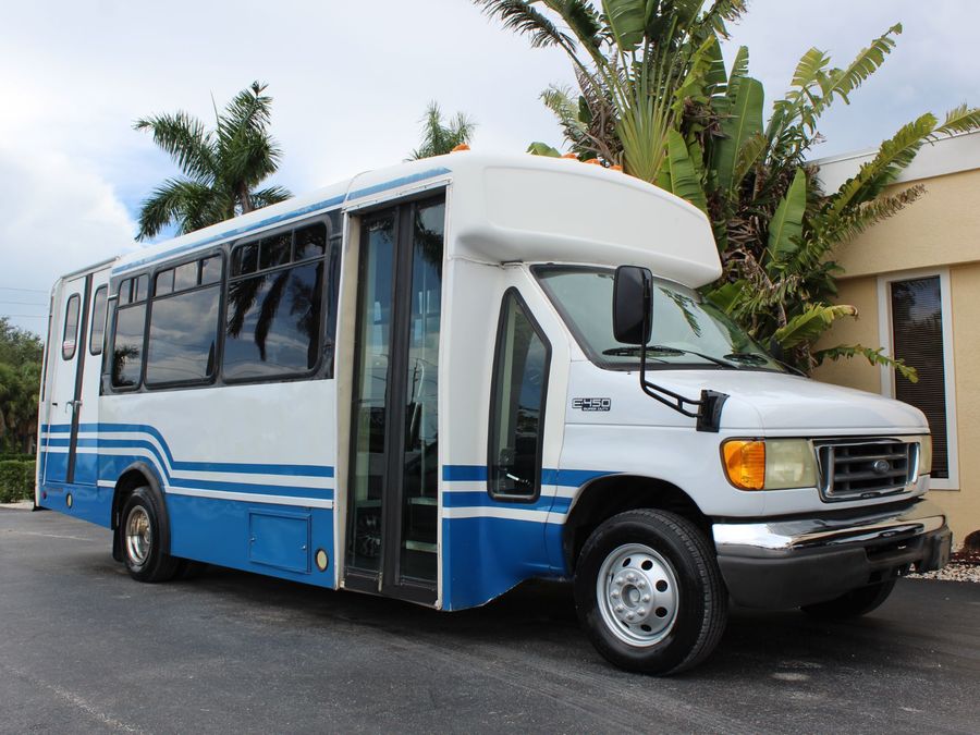2005 Ford E450 SD Bus E-450 SD Bus with Side Ricon Lift