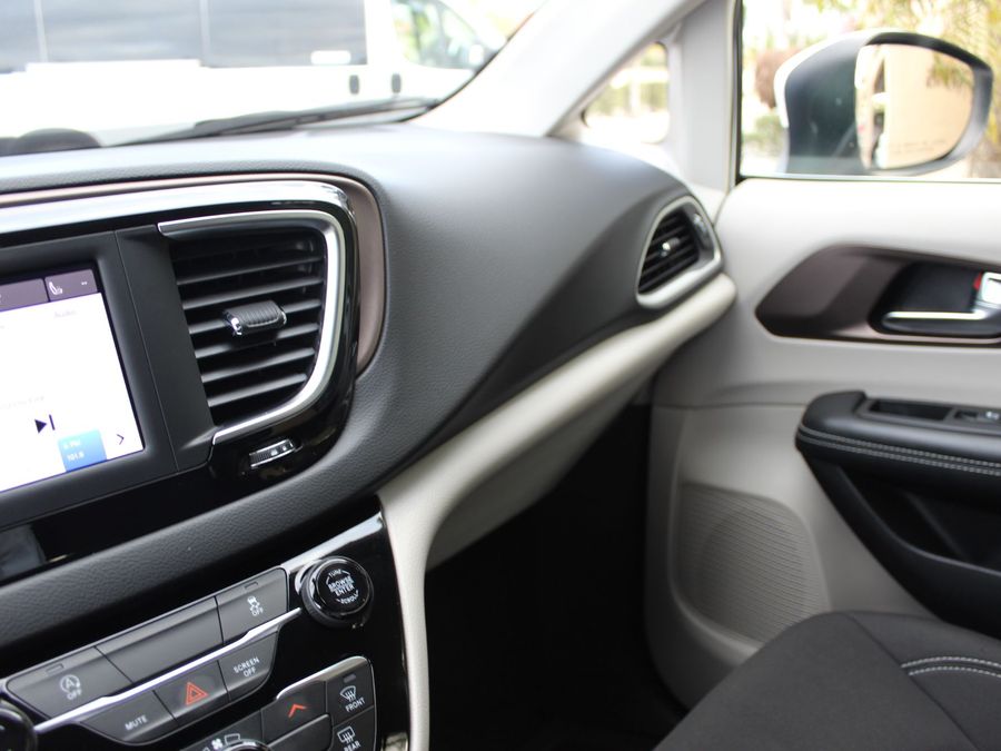 2022 Chrysler Voyager LX