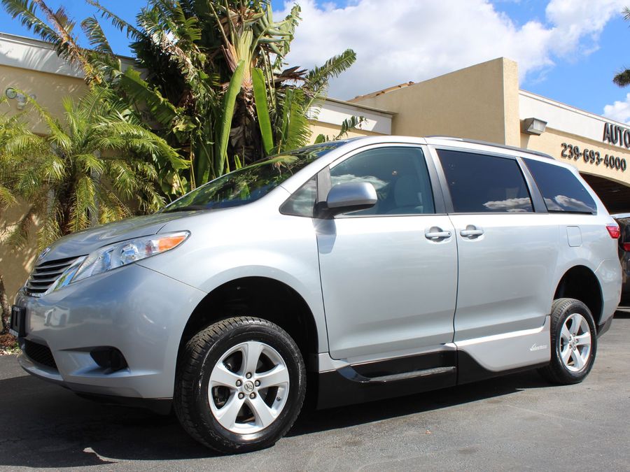 2017 Toyota Sienna LE Mobility