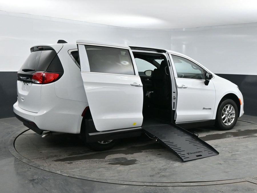 2025 Chrysler Voyager LX