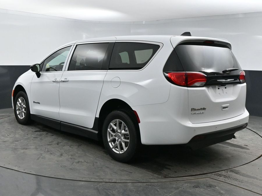 2025 Chrysler Voyager LX