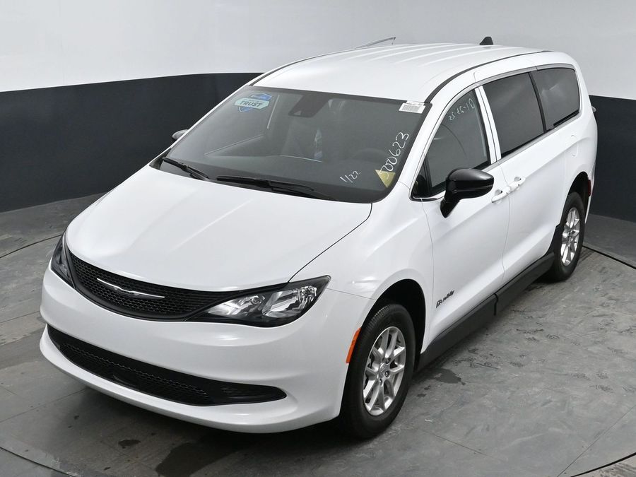 2025 Chrysler Voyager LX