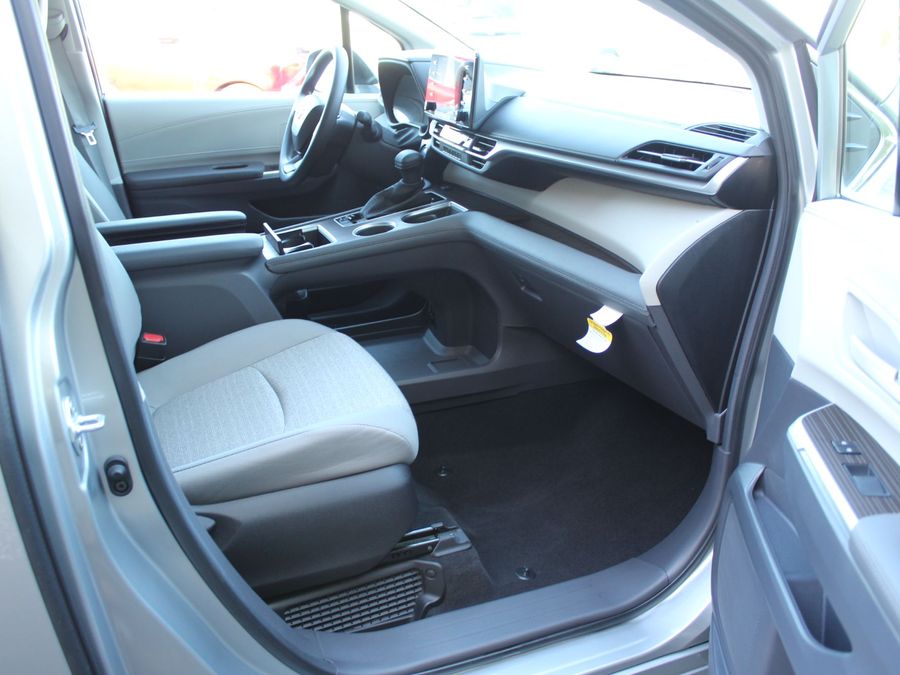 2024 Toyota Sienna LE