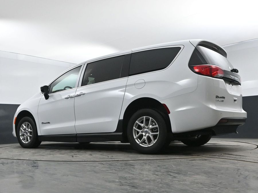 2025 Chrysler Voyager LX