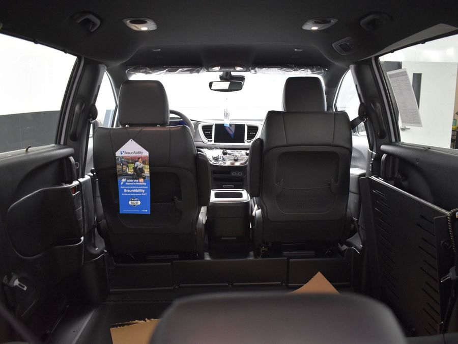 2025 Chrysler Voyager LX