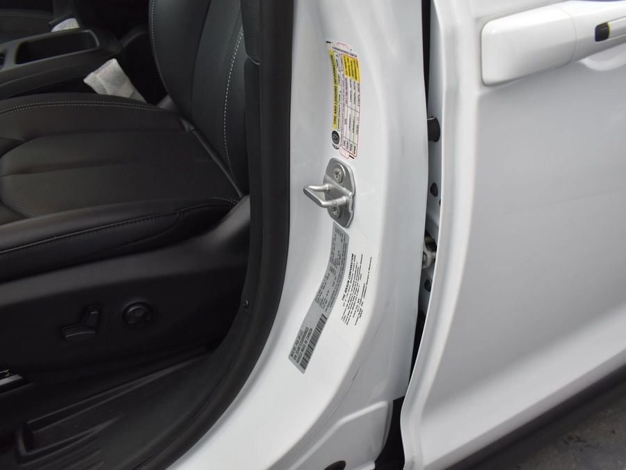 2025 Chrysler Voyager LX