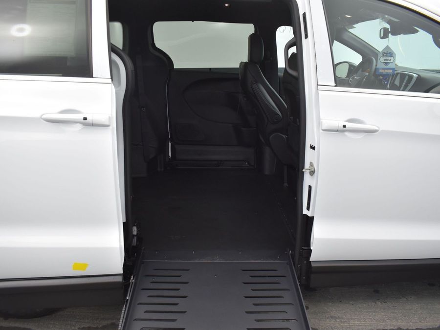 2025 Chrysler Voyager LX