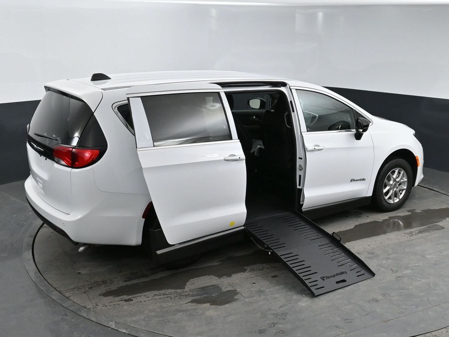 2025 Chrysler Voyager LX